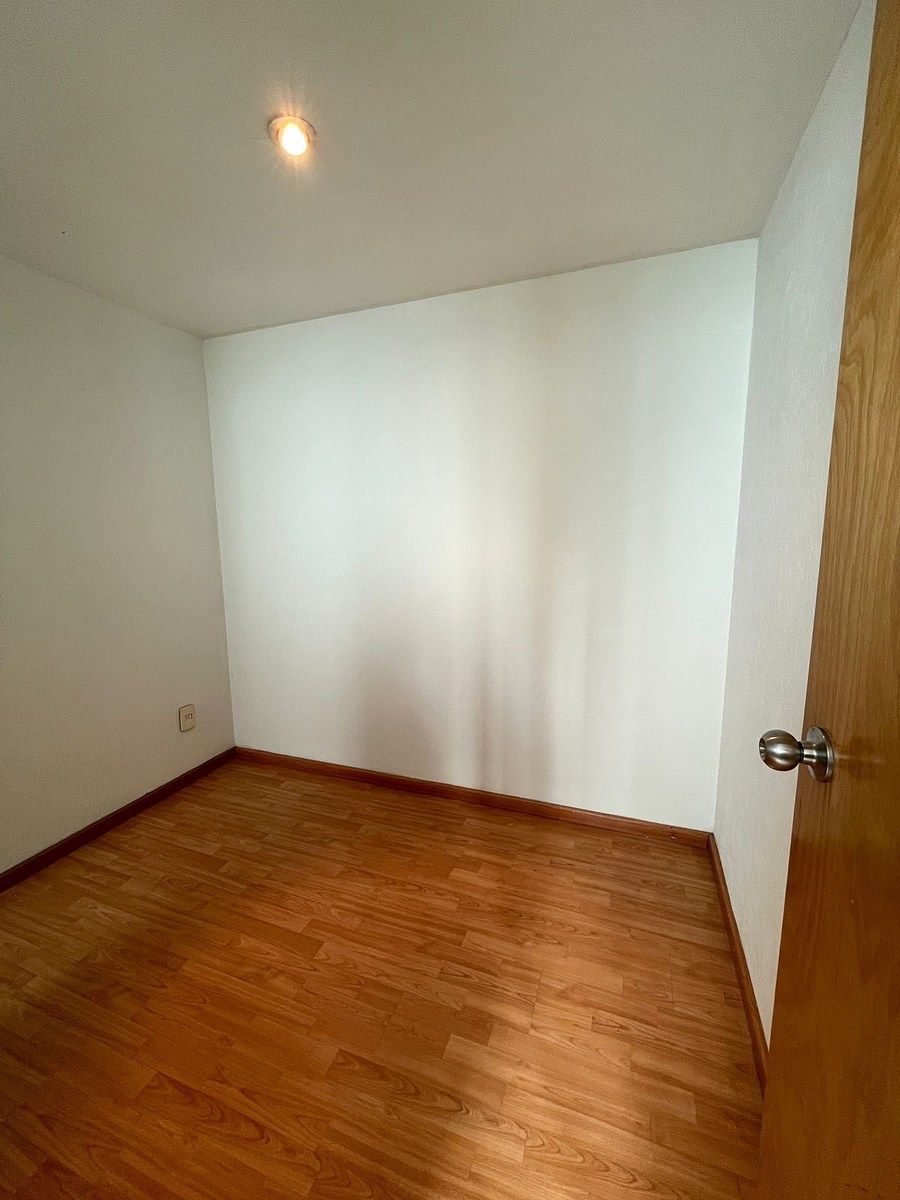 21 of 32: Cuarto de servicio