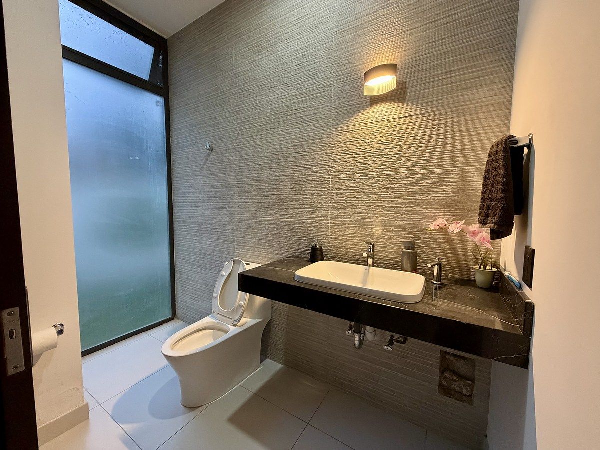 4 de 48: Baño de visitas