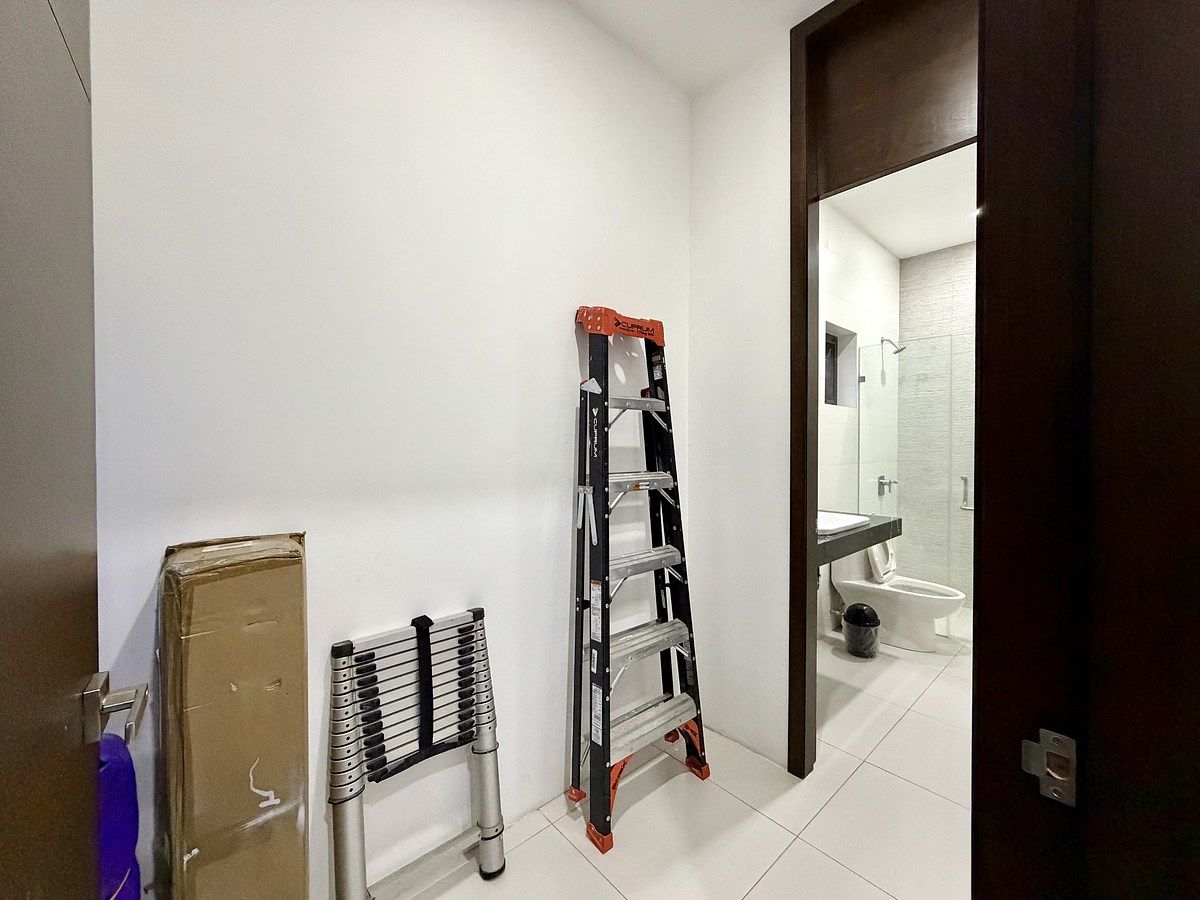 8 de 48: Área de vestidor sala TV