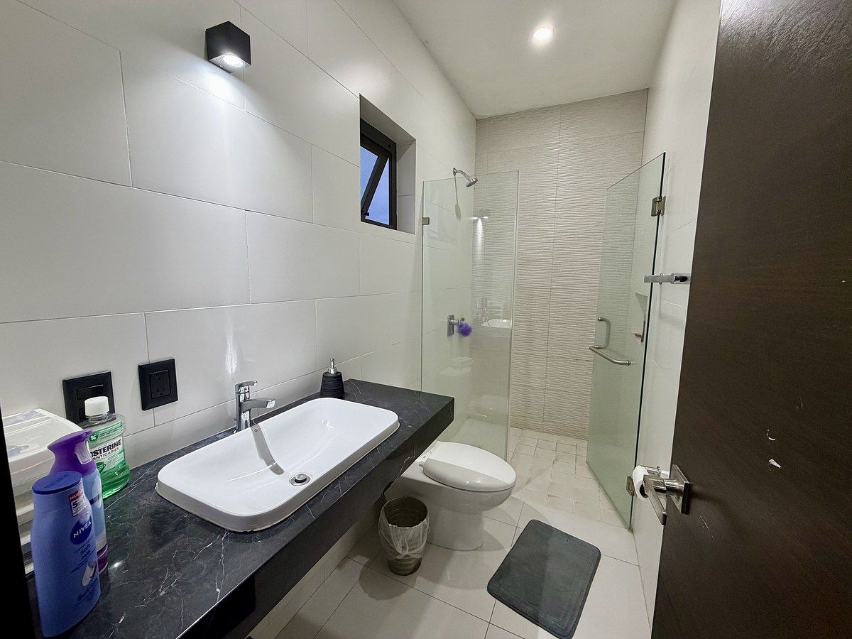 24 de 48: Baño recámara secundaria 1