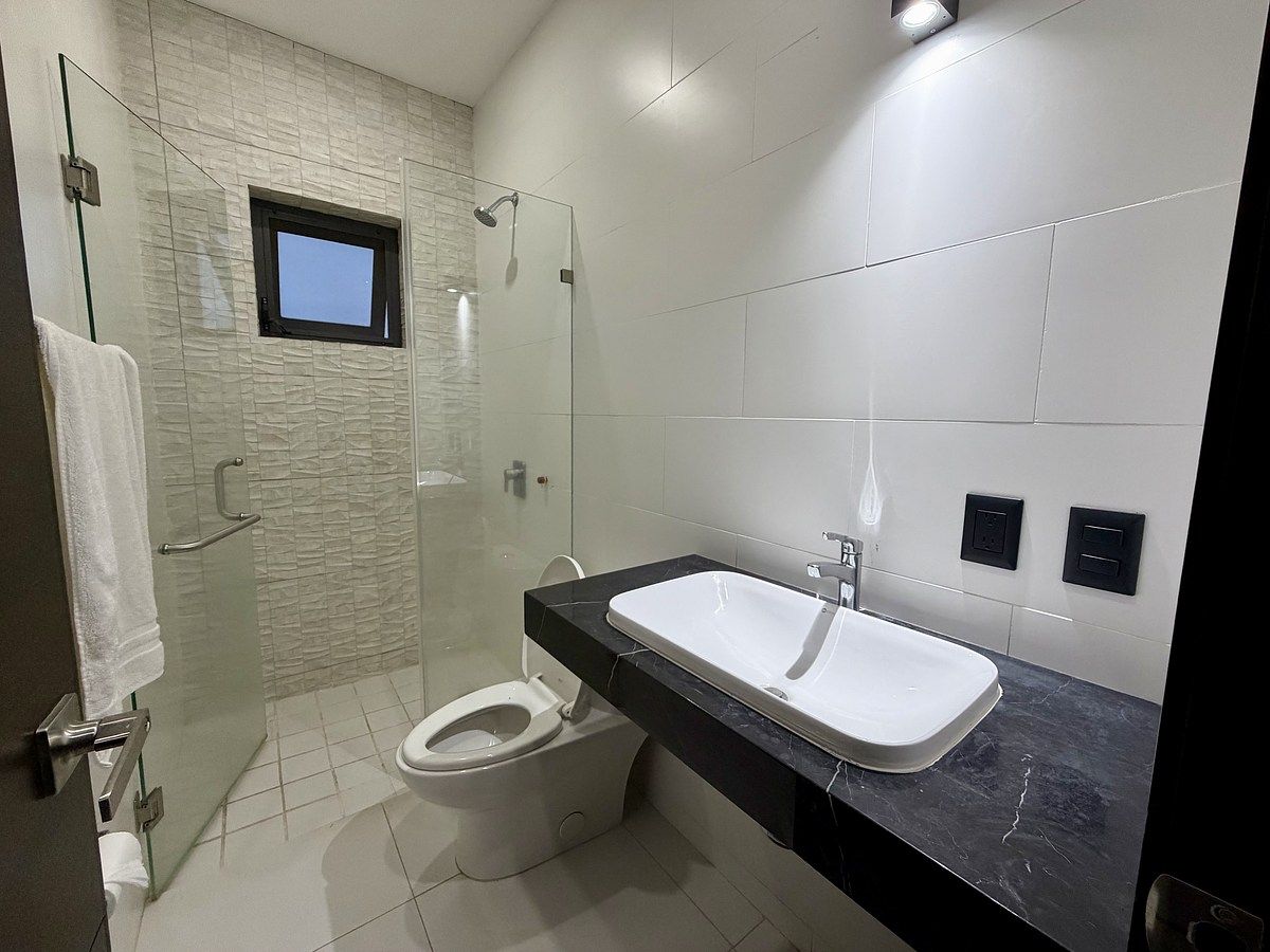 28 de 48: Baño recámara secundaria 2