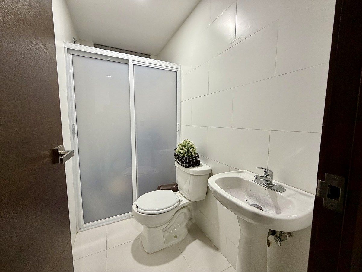 47 de 48: Baño cuarto servicio