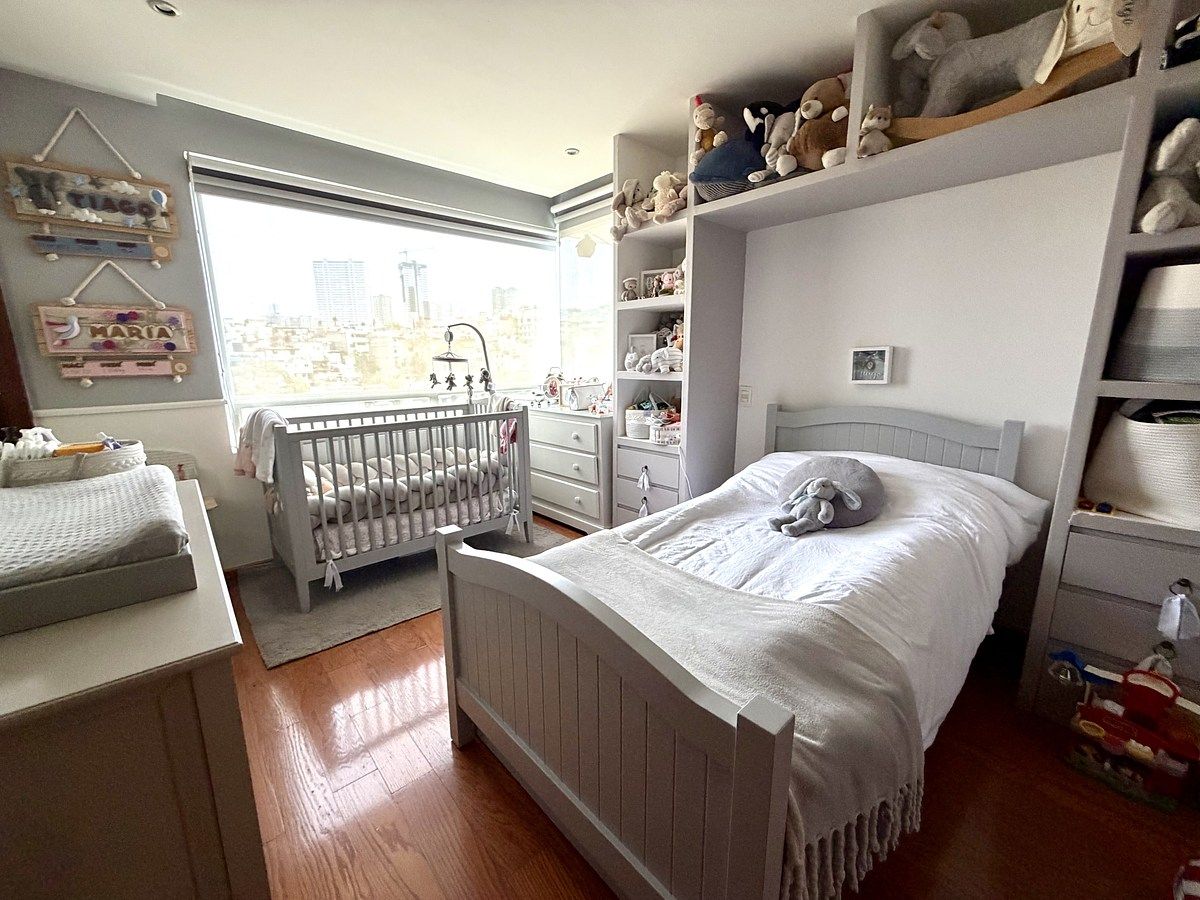 7 de 21: Recámara secundaria con baño y vestidor