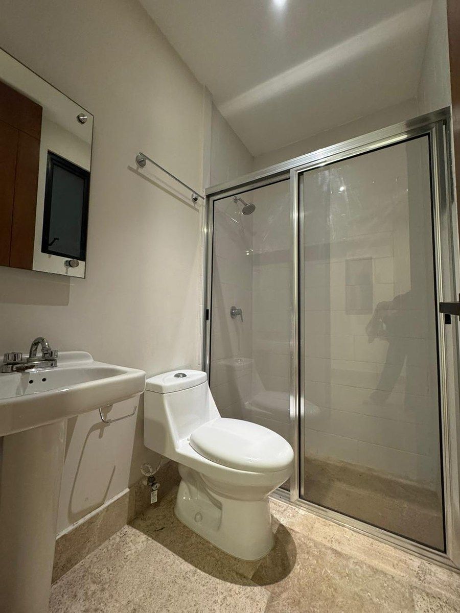 10 de 26: Baño de servicio