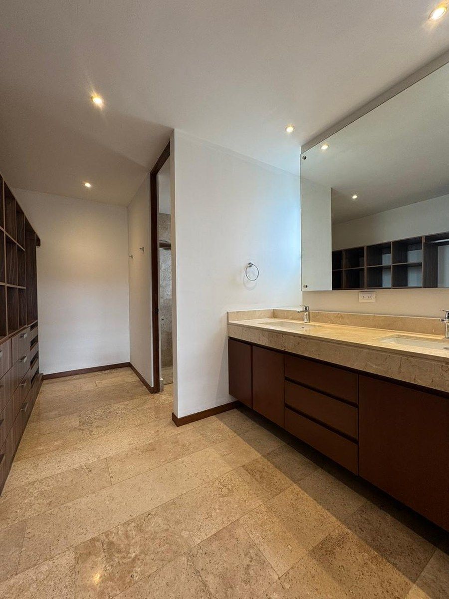 18 de 26: Baño y Walking closet recamara principal