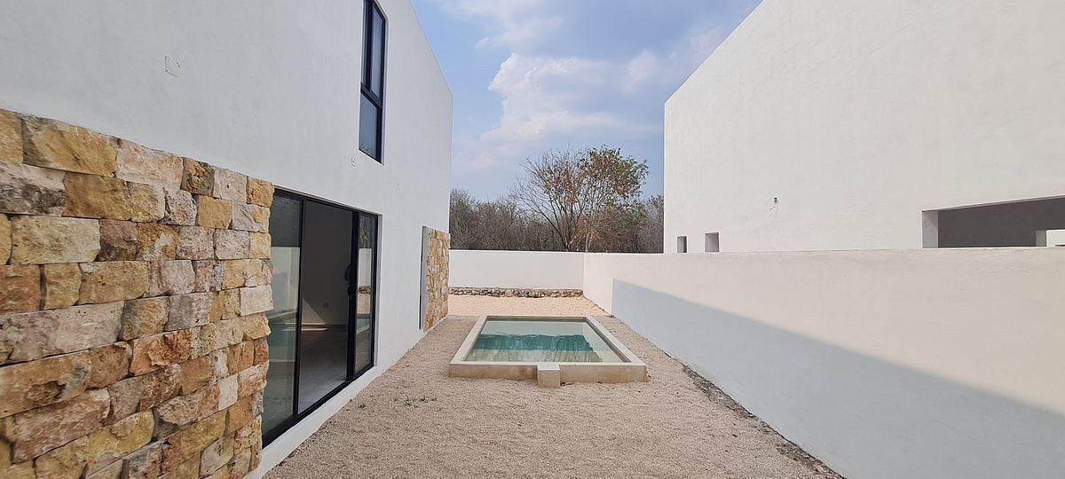 29 de 29: PATIO Y ALBERCA