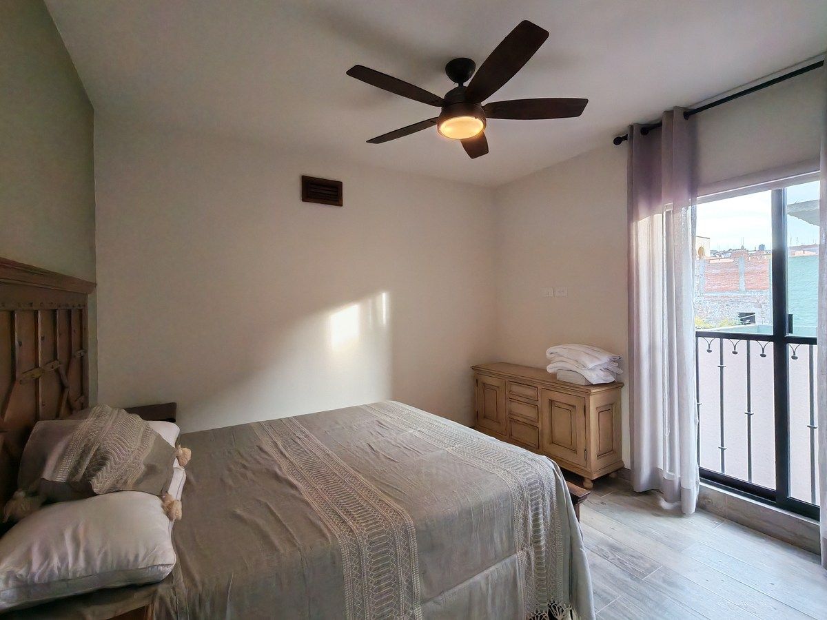 9 de 16: Recámara secundaria con ventilador de techo