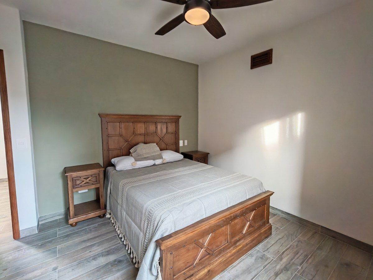 8 of 16: Recámara secundaria con ventilador de techo