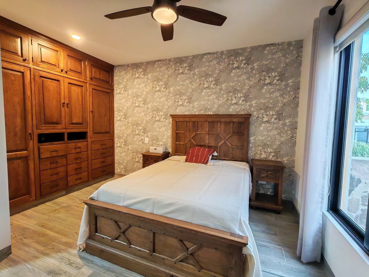 7 of 16: Recámara principal con ventilador de techo