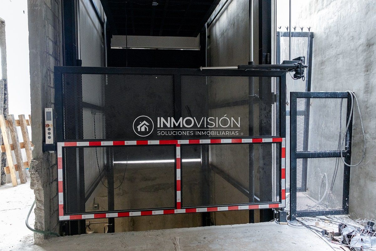 50 de 50: Elevador de carros para estacionamiento subterraneo.