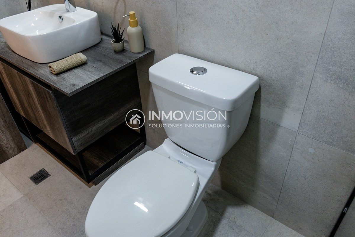 46 de 50: Baño de la habitación secundaria.