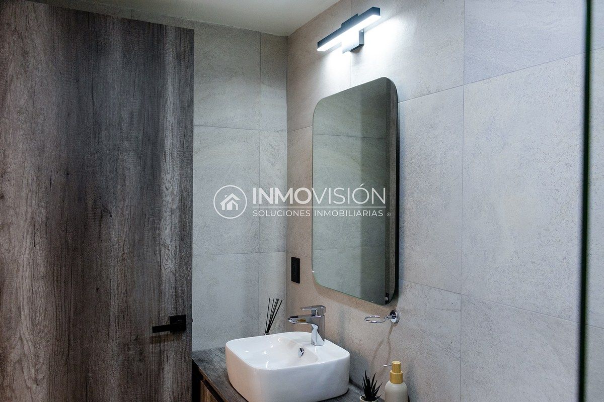 45 de 50: Baño de la habitación secundaria.