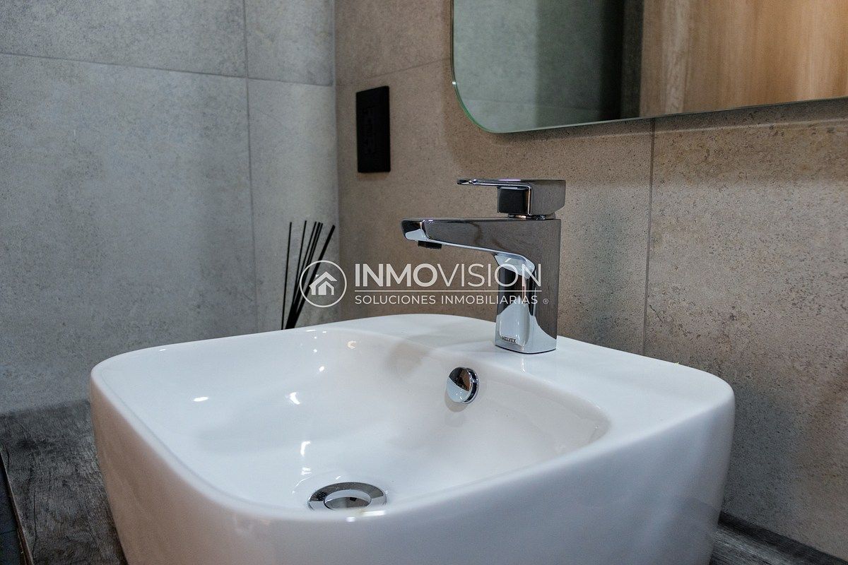 43 de 50: Baño de la habitación secundaria.