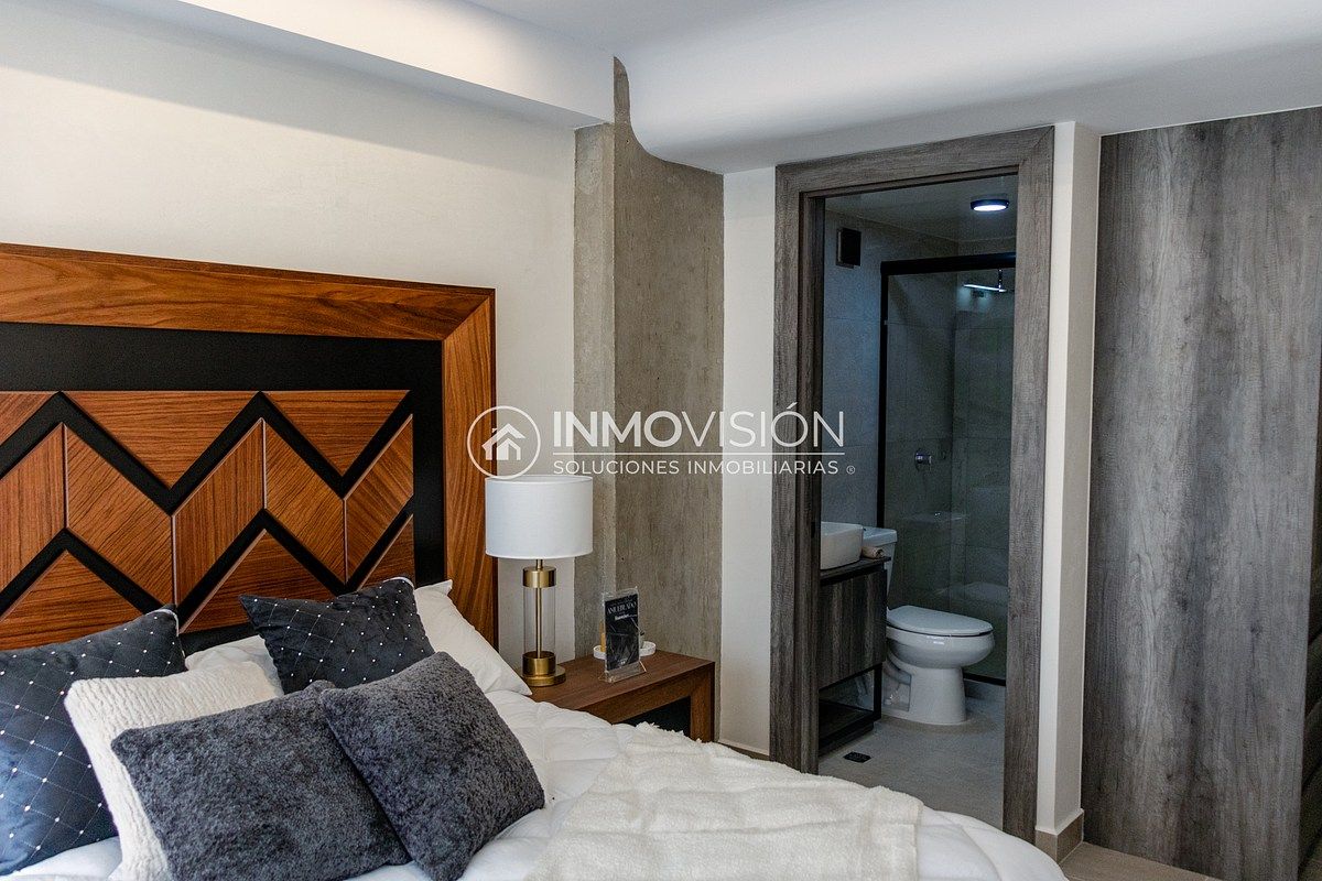 23 de 50: Habitación principal con baño completo.