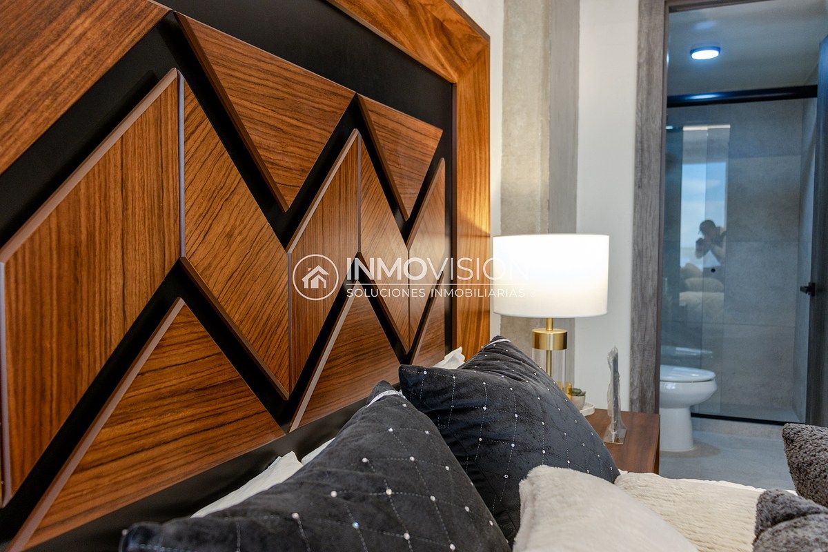 24 de 50: Habitación principal con baño completo.