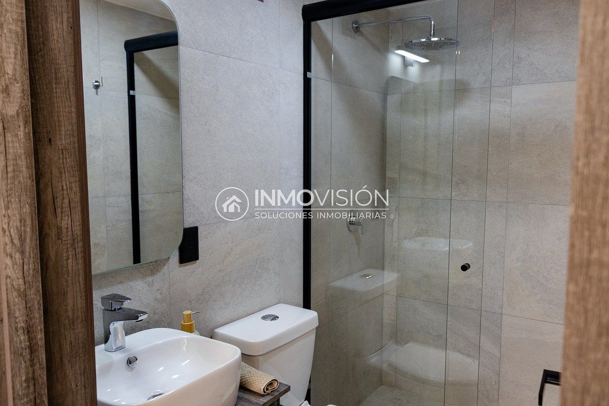 34 de 50: Baño de la habitación principal.