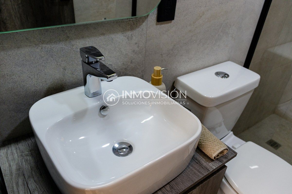 36 de 50: Baño de la habitación principal.