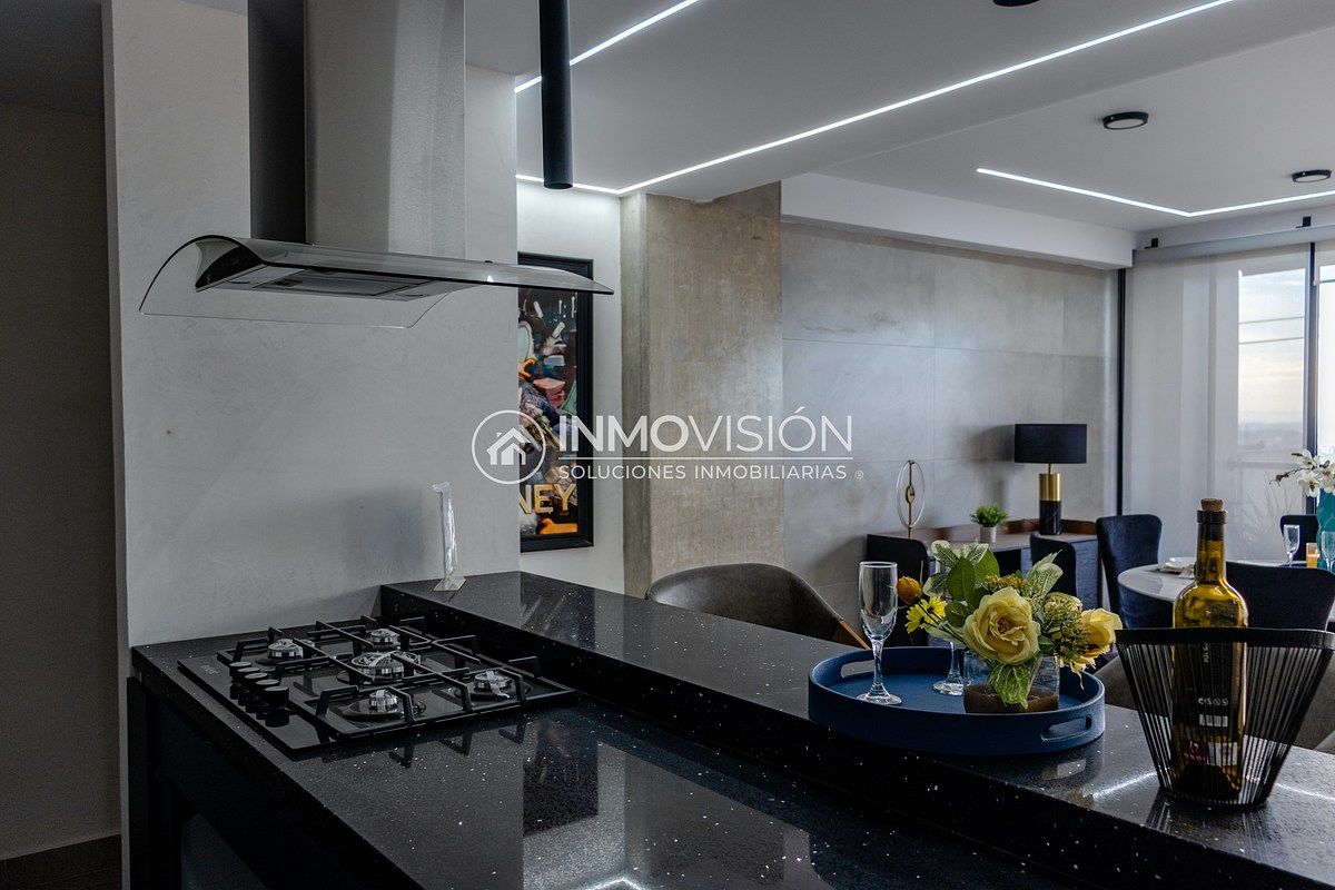 14 de 50: Cocina y comedor de fondo.