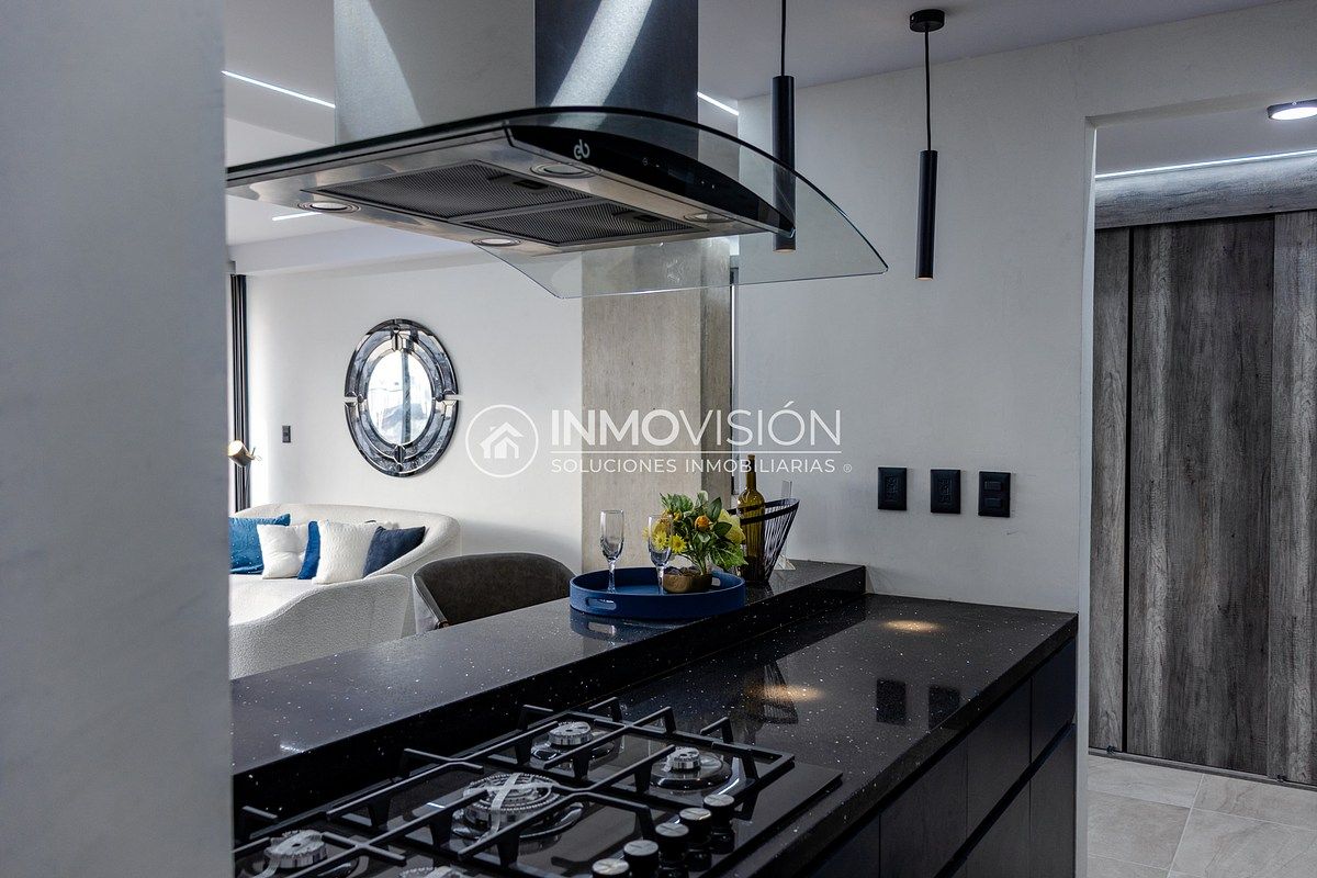 17 de 50: Cocina y sala de fondo.