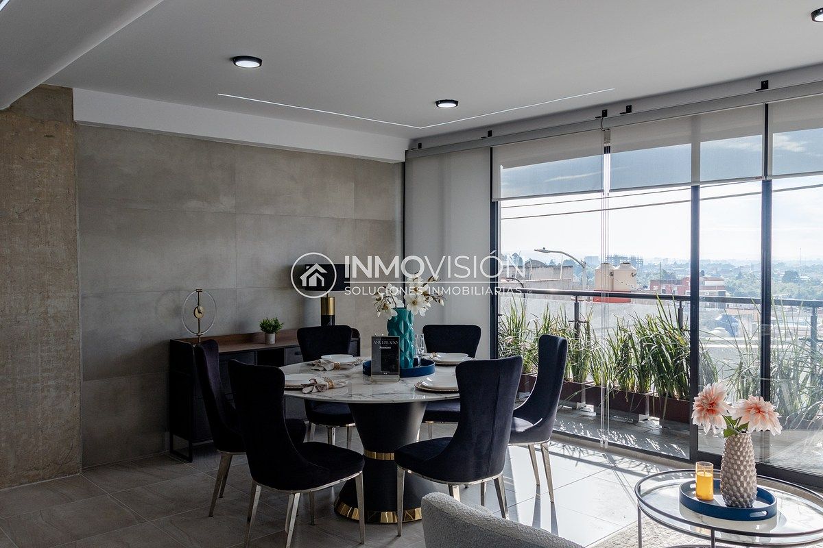 5 de 50: Comedor y balcón de fondo.