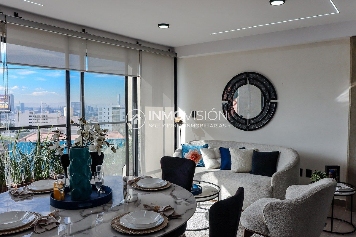 7 de 50: Comedor, sala y balcón de fondo.