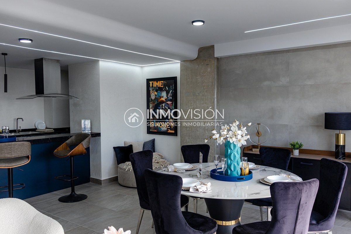 10 de 50: Comedor y cocina de fondo.