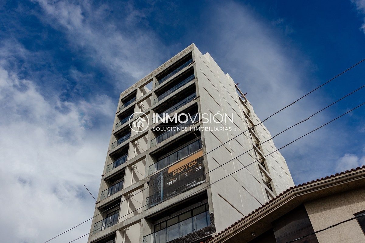 2 de 50: Fachada en construcción.