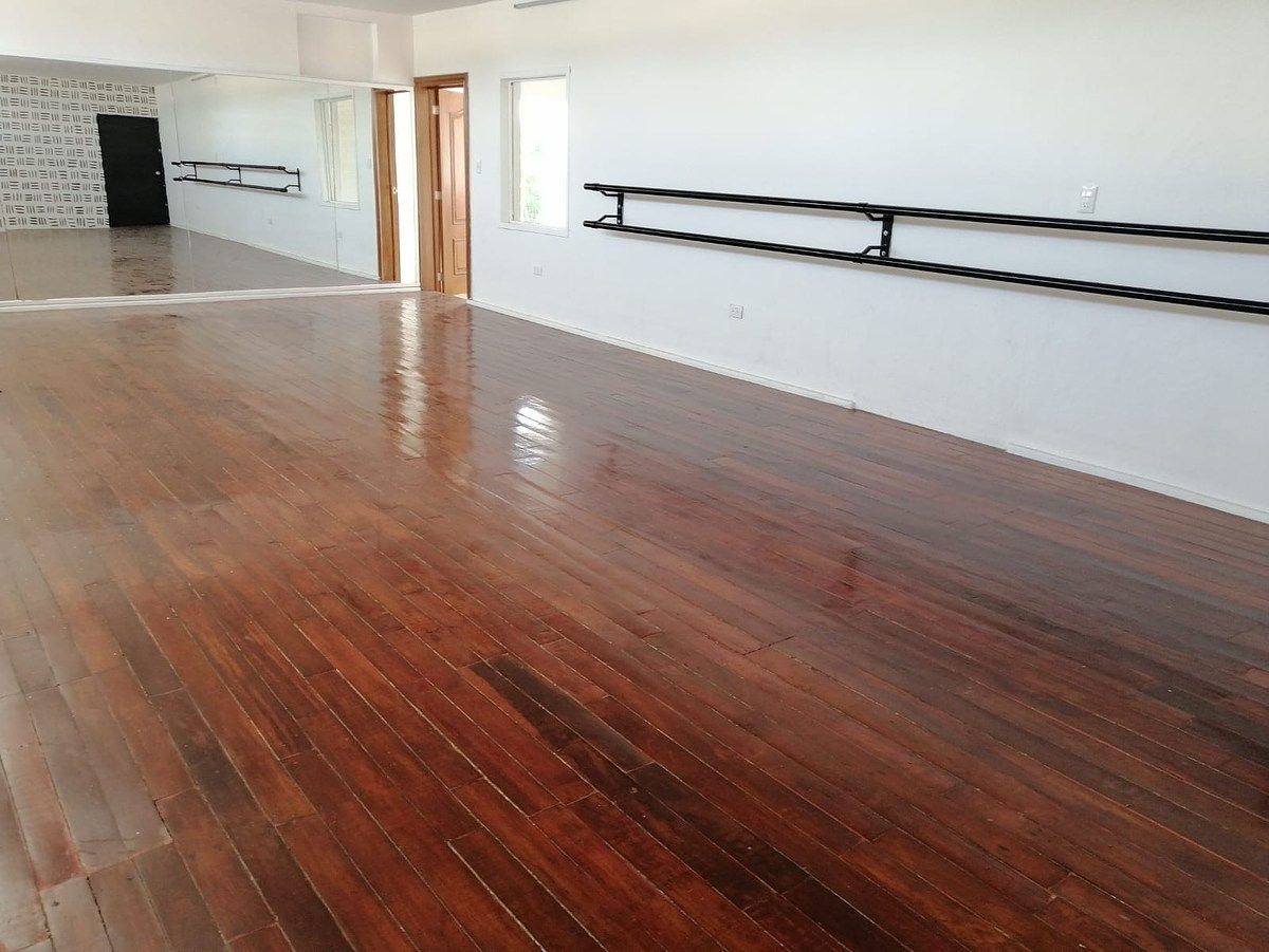 SALA COM PISO DE MADEIRA + APARTAMENTO PARA ALUGAR, foto 1 de 28
