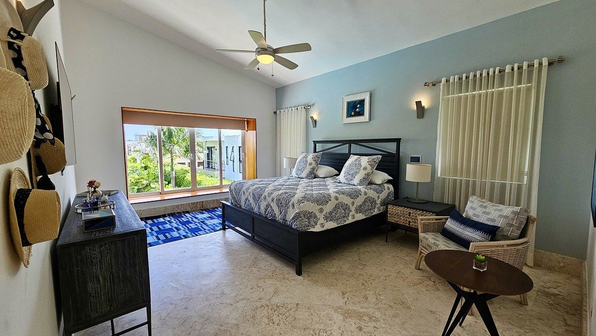 8 of 17: Main Bedtoom