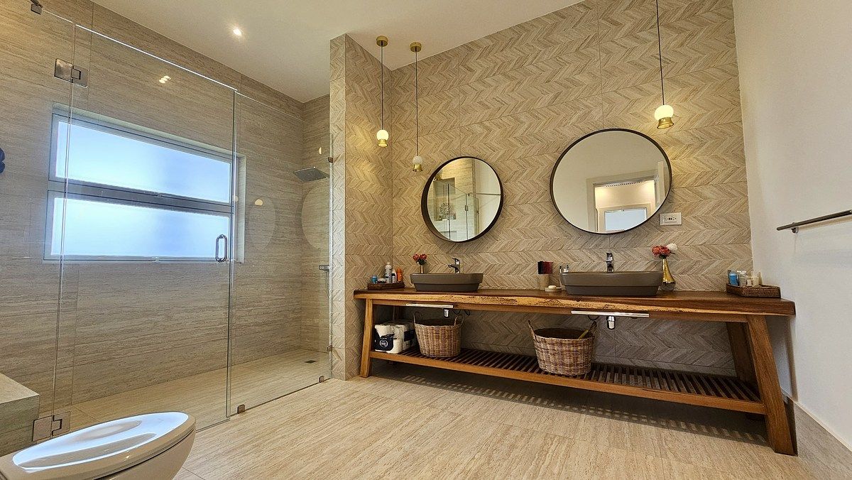 10 of 17: Main Bathroom