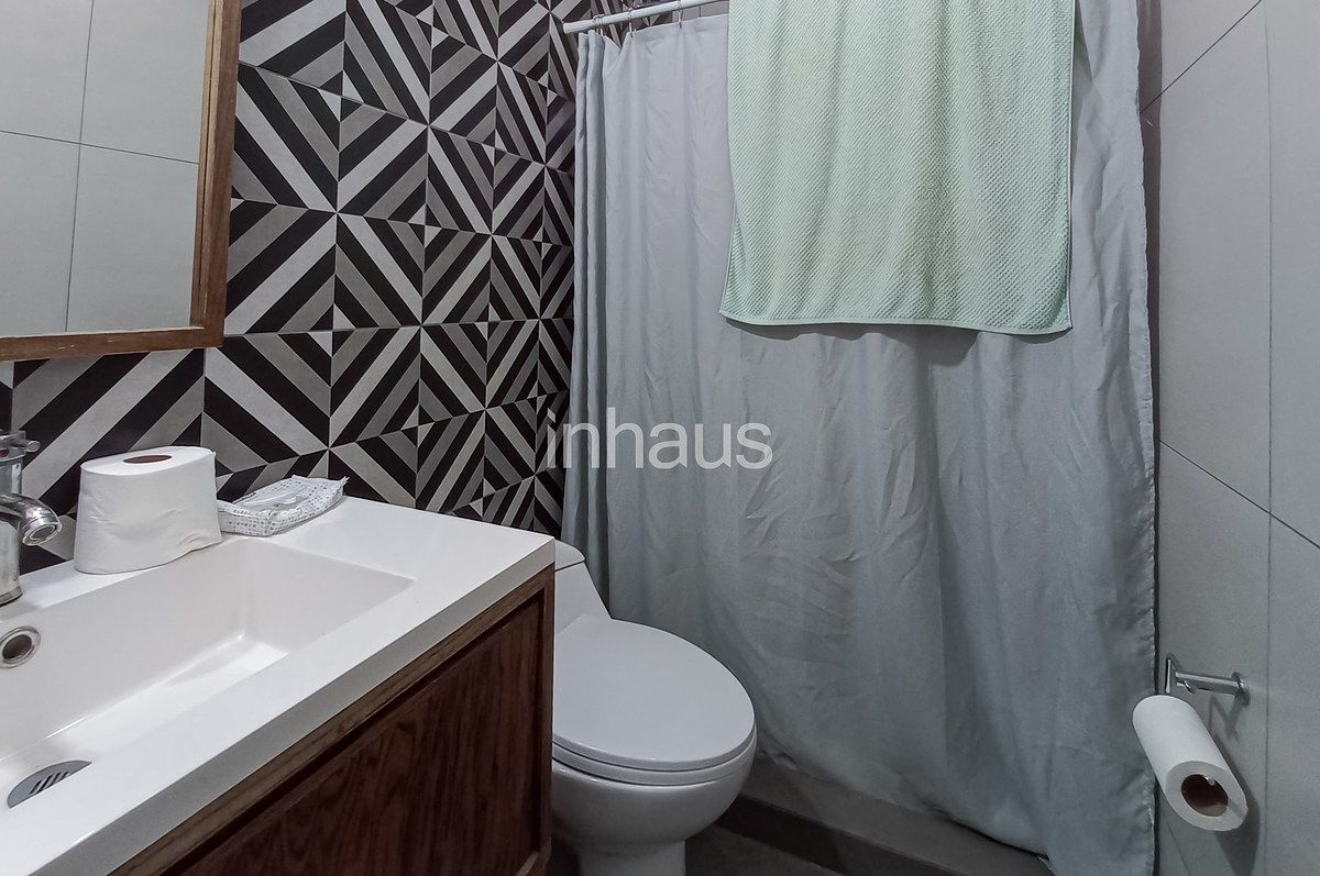 15 de 27: BAÑO COMPLETO COMPARTIDO