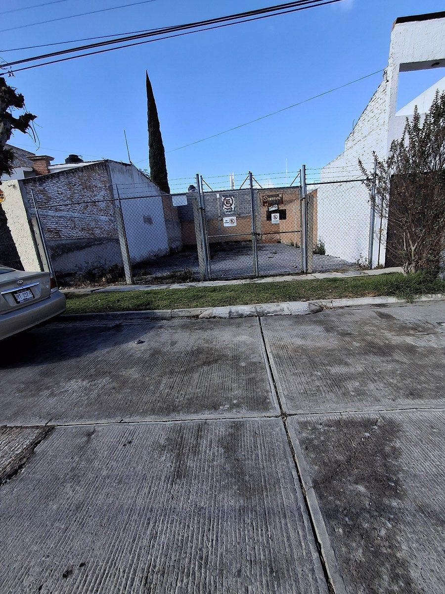 11 de 13: Terreno a  unos pasos par estacionamiento  para clientes