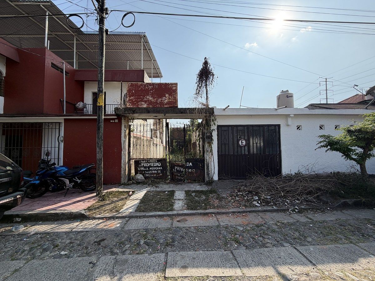 4 of 10: Frente y acceso únicamente portón negro con letras