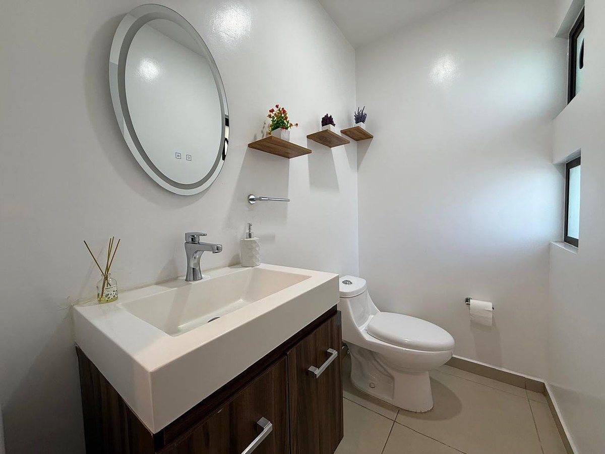 12 de 32: Baño de visitas