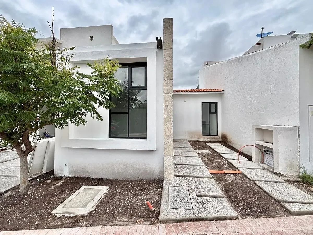 21 de 22: 1 estacionamiento al frente .