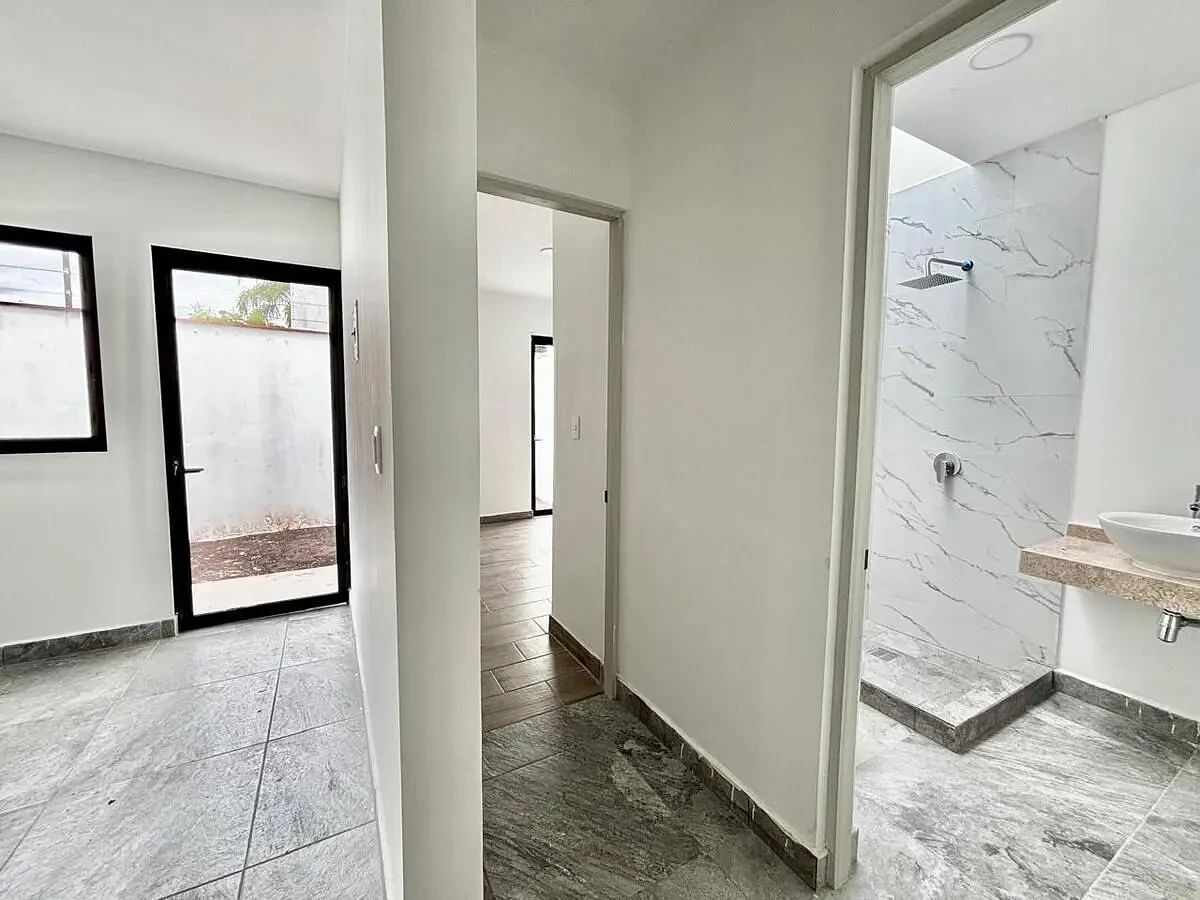 12 de 22: Al fondo Acceso a rec. Sec 2 vista a patio trasero .