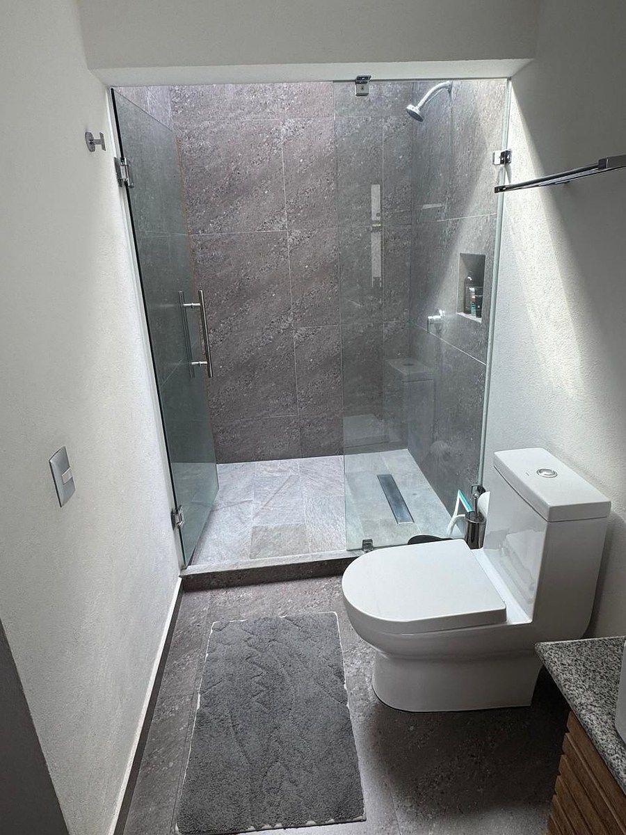 23 de 25: Área húmeda del baño de recámara secundaria