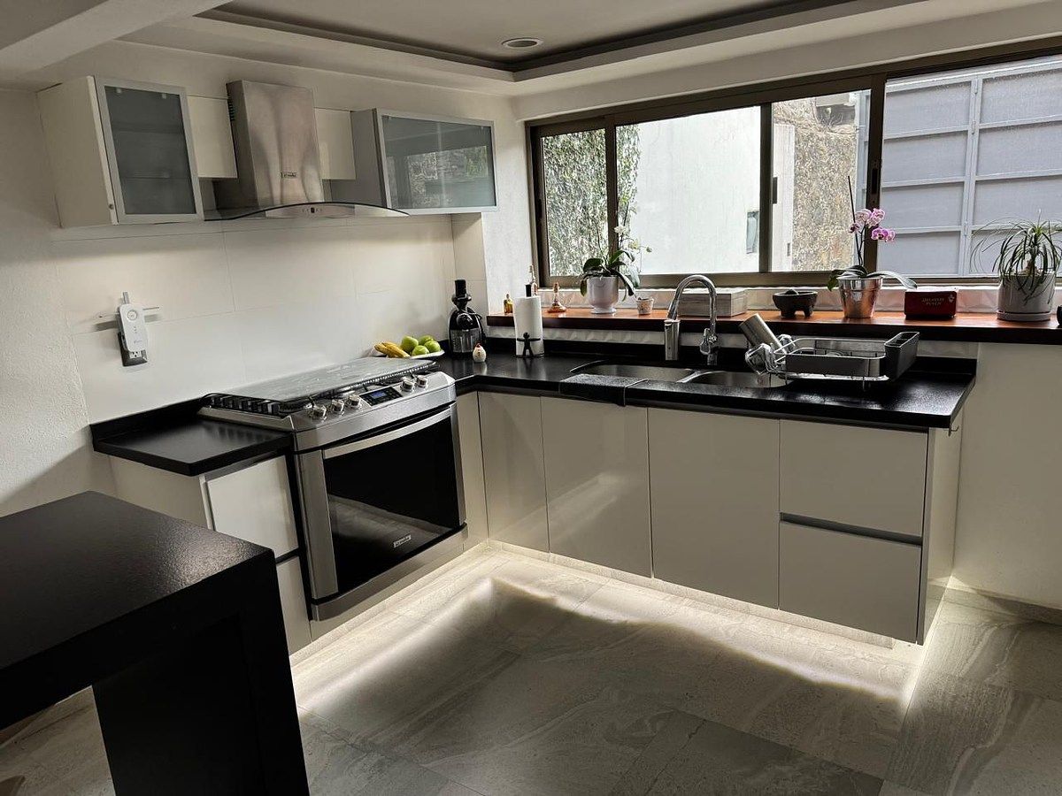 11 de 25: Cocina con luces indirectas