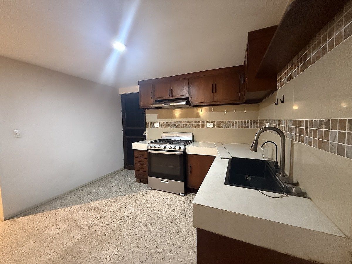 10 de 36: cocina con gaveteria superior e inferior