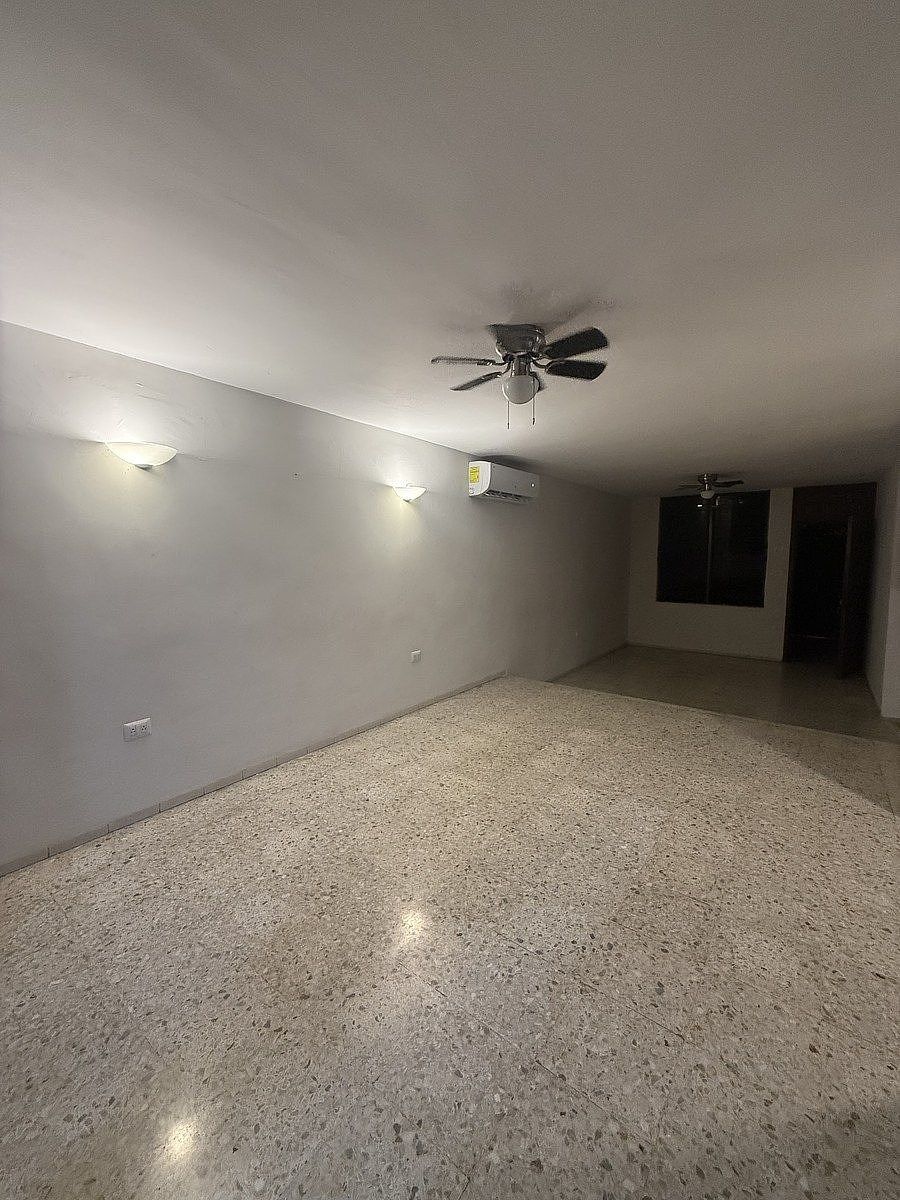 17 de 36: Espacio sala comedor de noche