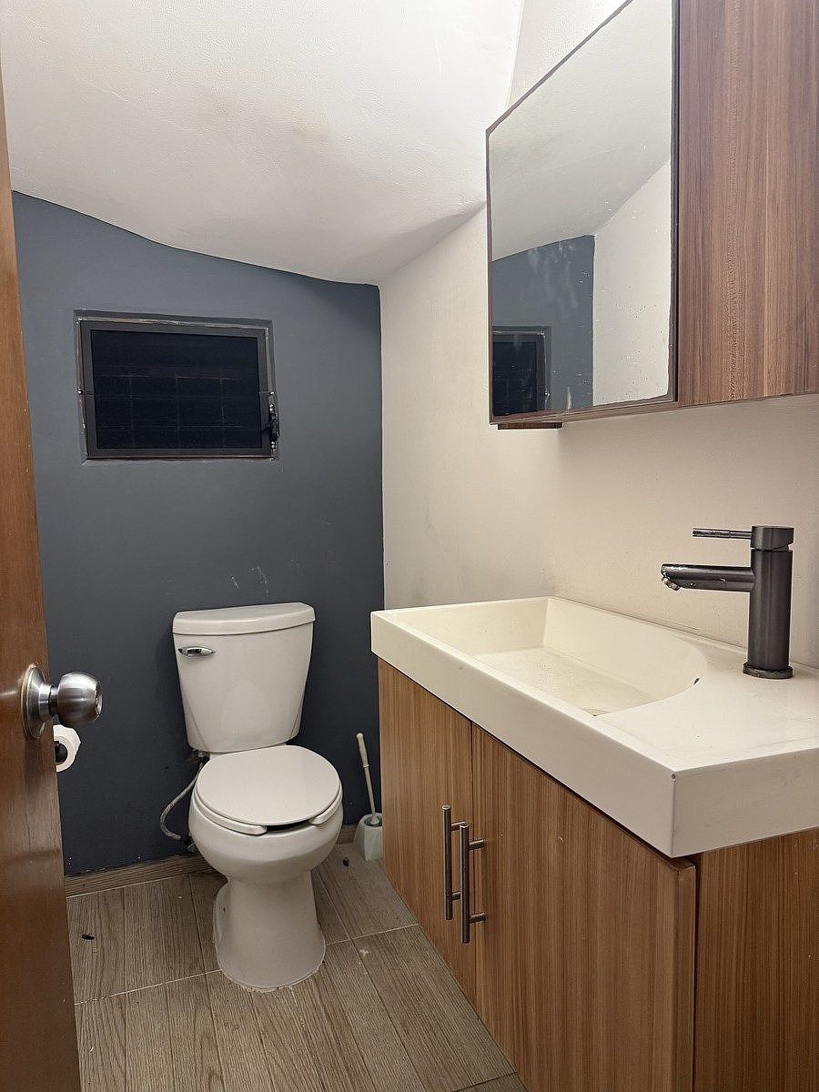 8 de 36: Medio baño a lado de la oficina