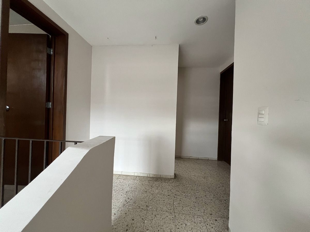 22 de 35: Vestíbulo entre habitaciones