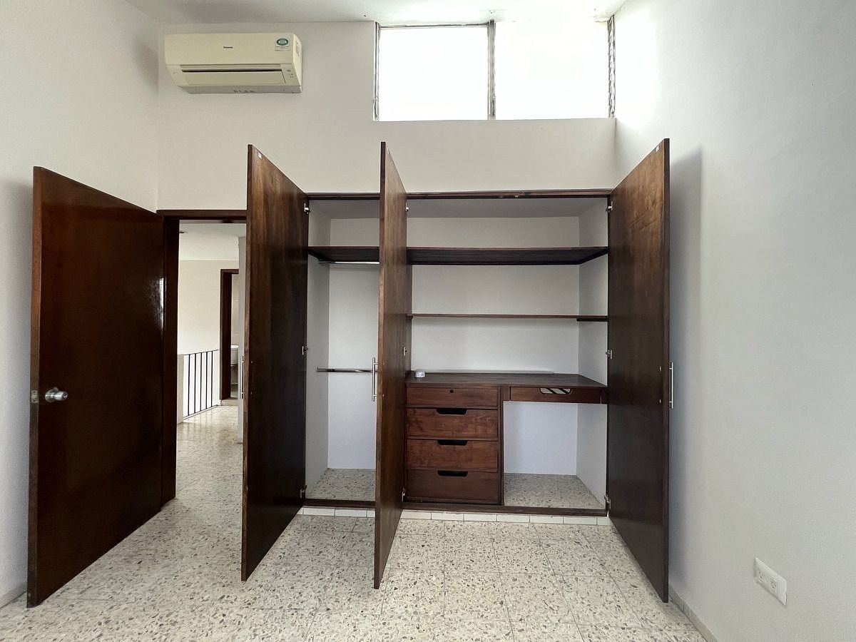 33 de 36: Recamara secundaria con closet