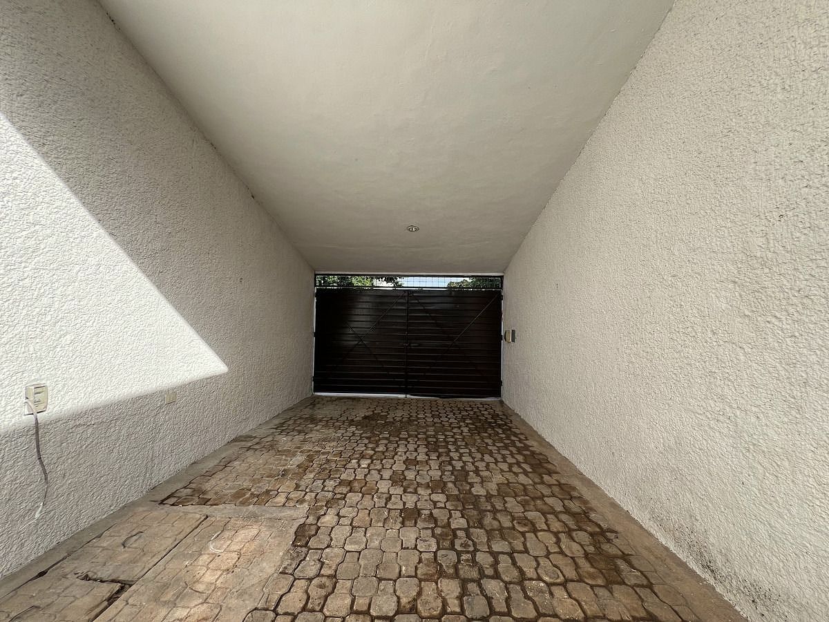 4 de 36: Cochera a parte 1 auto o espacio para negocio