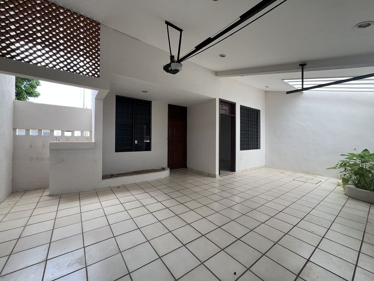 6 de 35: Entrada a la casa desde cochera