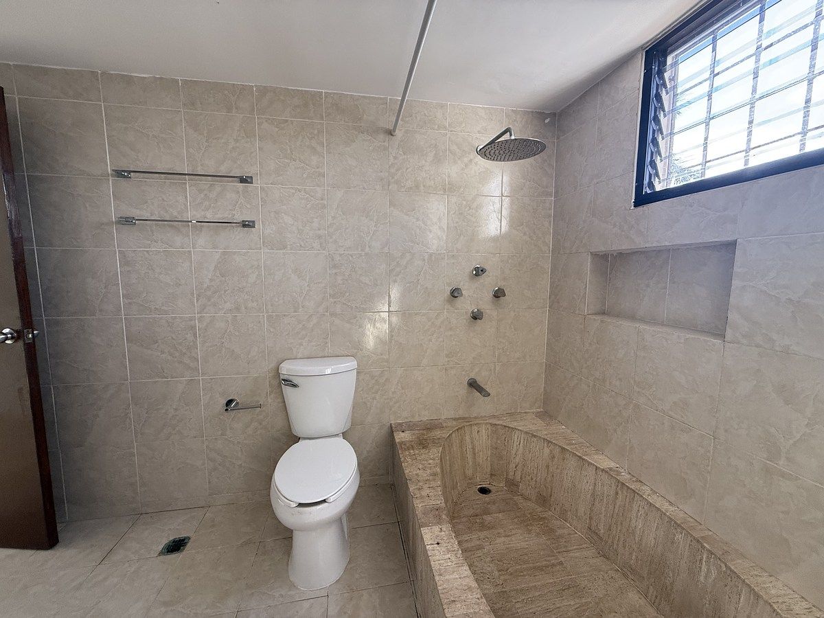 26 de 35: baño recamara principal vista frente