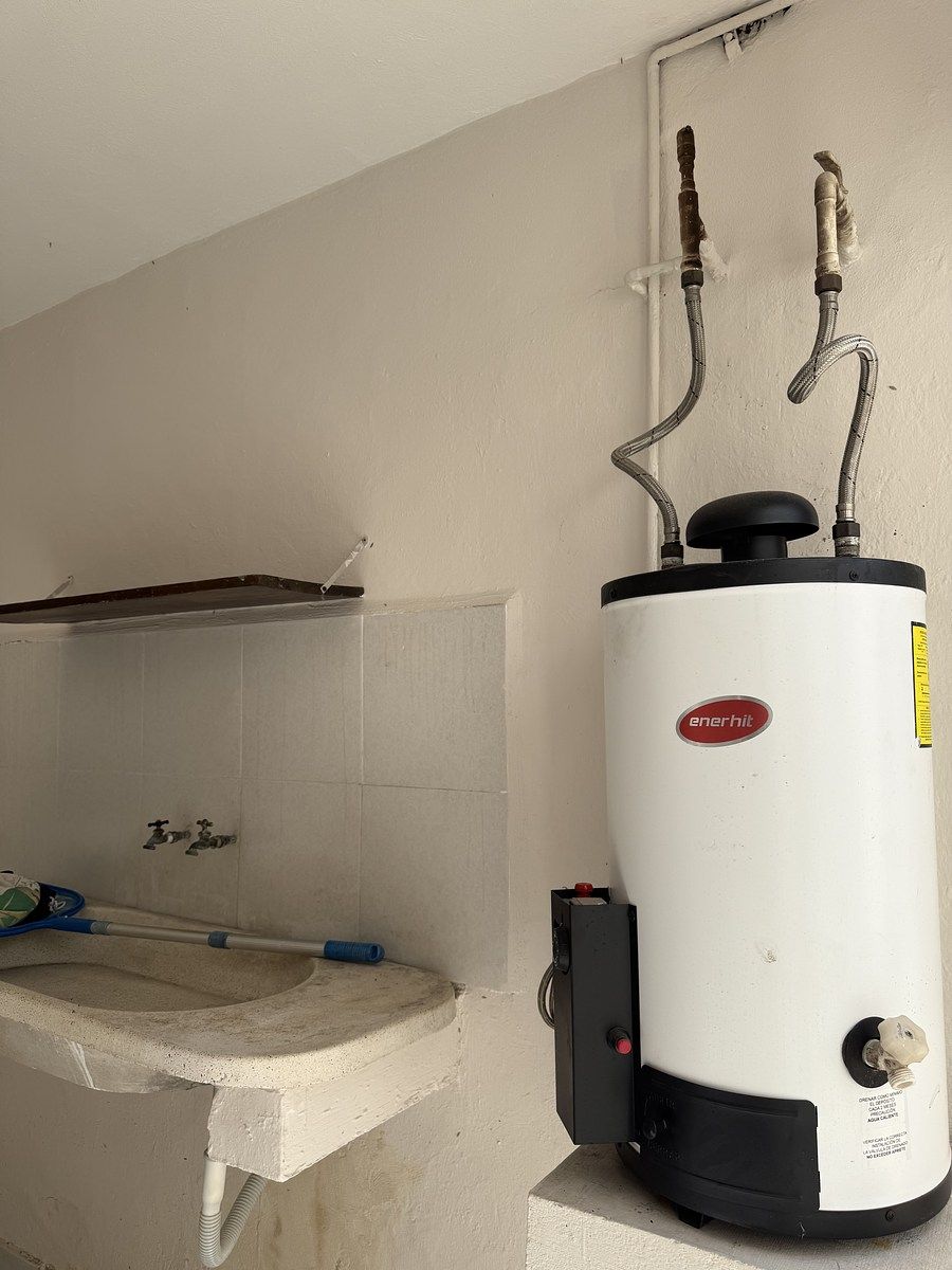 36 de 36: Cuarto de lavado, tiene baño completo