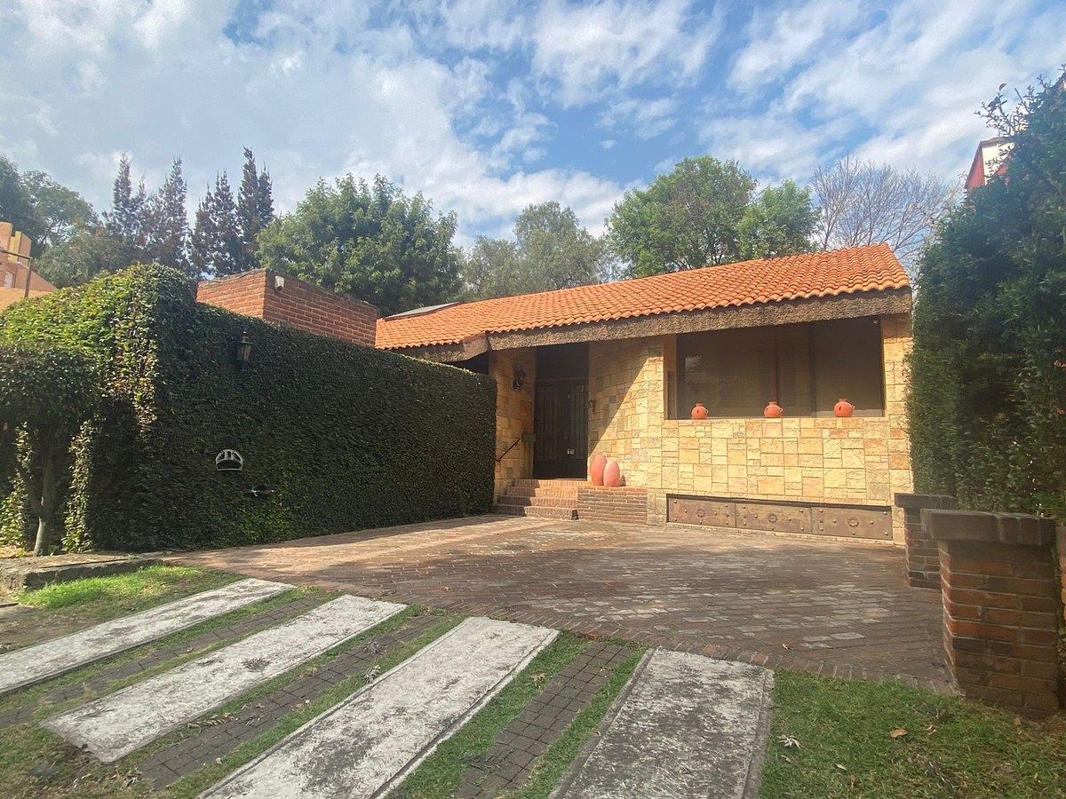 1 de 24: Fachada y área de estacionamiento