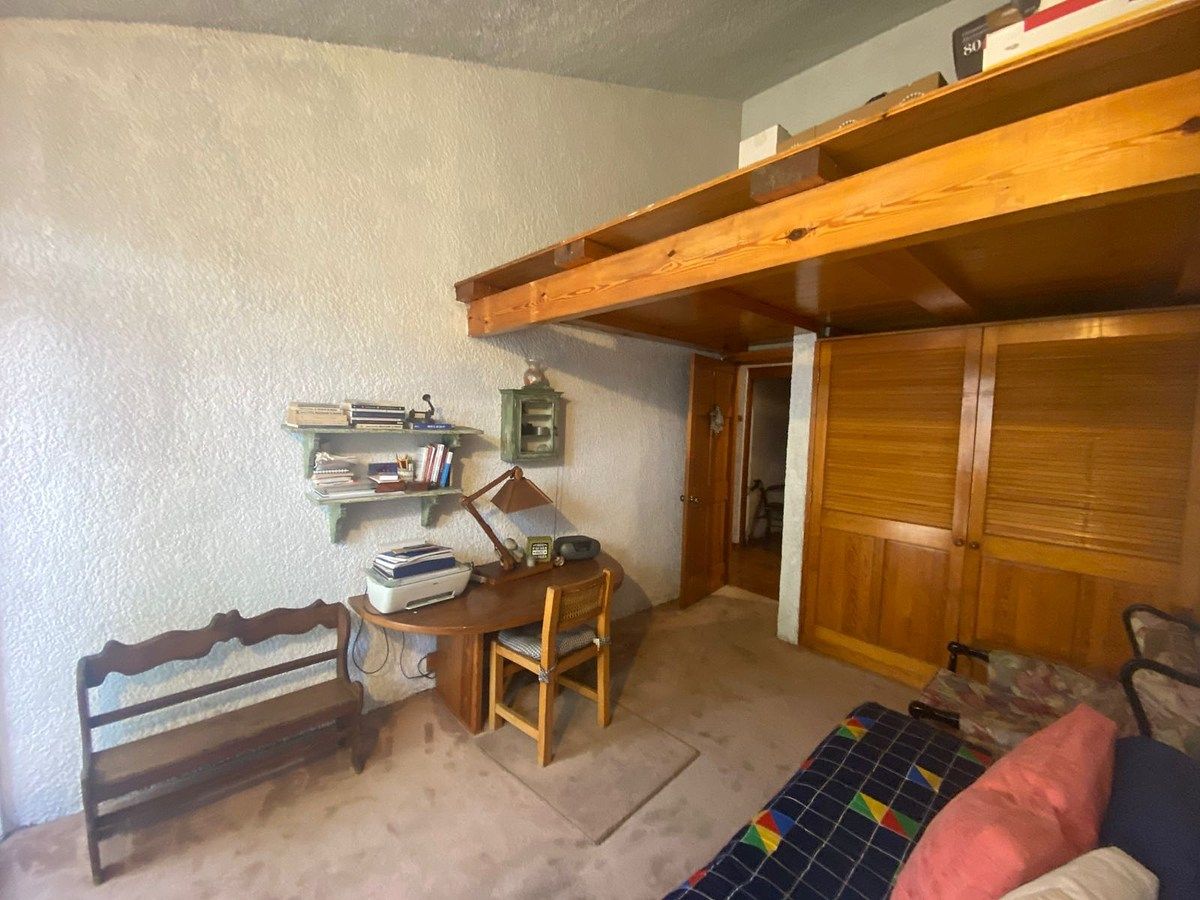 16 de 24: Recámara secundaria con tapanco, vista desde el jardín