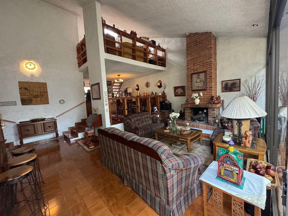 9 de 24: Sala con chimenea, vista desde el jardín